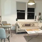 Beautiful One Bedroom Apartment Walking Distance To Paddington And Hyde Park