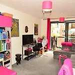 Modern 1 Bed Flat, Central London