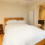 Altido Homely 2-Bed Flat With Courtyard