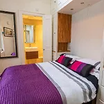 Altido Homely 2-Bed Flat With Courtyard