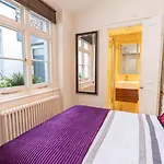 Altido Homely 2-Bed Flat With Courtyard