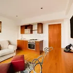 Oyo Cosy Apartment In London With Jacuzzi