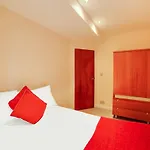 Oyo Cosy Apartment In London With Jacuzzi