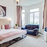 Oyo Tamtam Acton Hotel