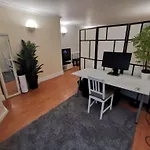 Large Modern Gf 1-Bed Apartment Sleeps 2