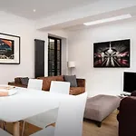 Stylish Newly Refurbished 2 Bedroom Flat With Terrace