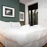 Stylish Newly Refurbished 2 Bedroom Flat With Terrace