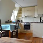 Lovely Top Floor Flat In Leafy Fulham