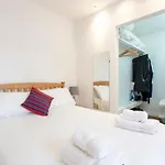 Fantastic And Bright 1 Bedroom Garden Flat