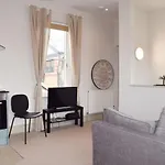 Stylish Light-Filled 1 Bedroom Flat In Hammersmith