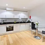 Red Lion Court By City2Stay