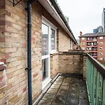Modern And Spacious Central 1 Bedroom Apartment With Balcony