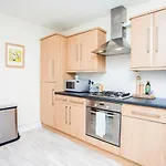 Modern And Spacious Central 1 Bedroom Apartment With Balcony