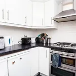 Charming Peaceful 2 Bedroom With Parking And Garden