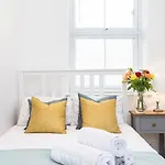 Stylish 2 Bed Apartment-Zone 2 - 10 Minutes To The Heart Of London- Sleeps Up 8
