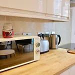 Stylish 2 Bed Apartment-Zone 2 - 10 Minutes To The Heart Of London- Sleeps Up 8