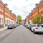 Chic Chelsea Home Near South Kensington By Underthedoormat