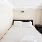 Hyde Park\'S Mezzanine Studio - Pass The Keys