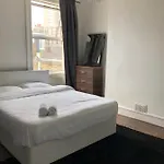 Pleasant Two Bed-Room Flat Near Portobello Market