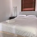 Pleasant Two Bed-Room Flat Near Portobello Market