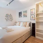 Spacious 3 bedroom apt in Covent Garden