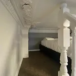F5- Mezzanine Studio Fits 3 Near Paddington