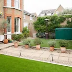 Pass The Keys Garden Apartment In Stockwell
