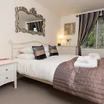 Modern 2 Bedroom Apartment In Zone 1