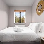 Lovely 2-Bed Apartment - Hosted By Guestready