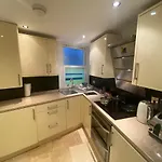 Lovely Entire 1 Bedroom Flat With Patio In Chiswick Superb Location
