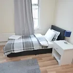 Cheerful 4 bedroom House in greater London