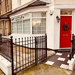Lovely Entire 1 Bedroom Flat With Patio In Chiswick Superb Location