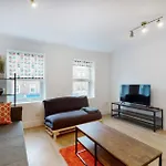 Modern Split Level 1 Bedroom Flat In Aldgate