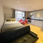 Stylish Maisonette And Studio In Victoria