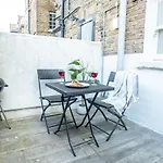 Modern Two Bedroom Apartment In Fulham By Sojo Stay