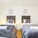 Spacious 3 Bed 1 Bath Hse W Guest Toilet W Parking Near Excel - E16