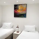 Garland Stylish Apartment 1 In Greater London