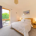 Pass The Keys - Spacious Flat, Royal Docks, London