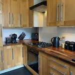 Spacious 2-Bed Flat With Garden, 3 Minutes Walk From Oval Tube Station