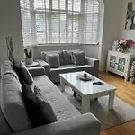Lovely 2-bedroom apartment in Zone 2 London