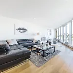 Panoramic Riverside Facing - 2 Bed - 2 Bath - 2 Balconies - In London Nine Elms