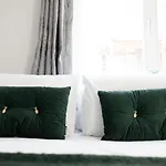 Spacious 4 Bedroom House Next To Kensington Palace