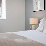 Spacious 4 Bedroom House Next To Kensington Palace