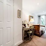 Bright 2 Bedroom 2 Bath Garden Flat in Victoria
