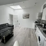 Lovely 2 Bedroom Flat With Roof Terrace In London Nw6