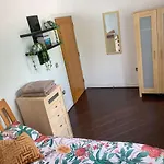 Room In Stratford With Private Bathroom And Parking