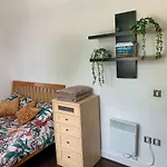 Room In Stratford With Private Bathroom And Parking