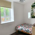 Room In Stratford With Private Bathroom And Parking