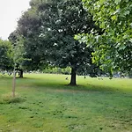 2 Bed Luxury Service Apartment In The Heart Of Chiswick Town, London W4 Zone 2