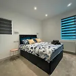 Star London Finchley Road 3-Bed Retreat